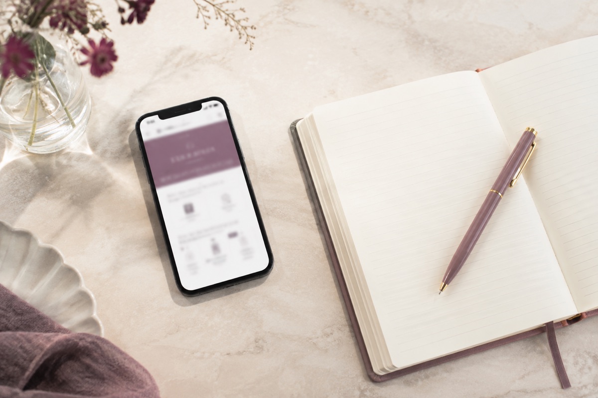 スマートフォンとメモ帳を用意して落ち着いて手続きするイメージ